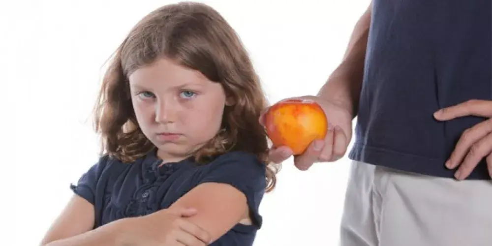 عشرة أسباب تجعل طفلك انتقائيا في طعامه