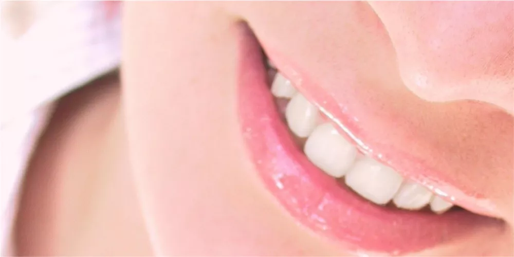 أسباب ضعف الأسنان وطرق طبيعية لتقويتها