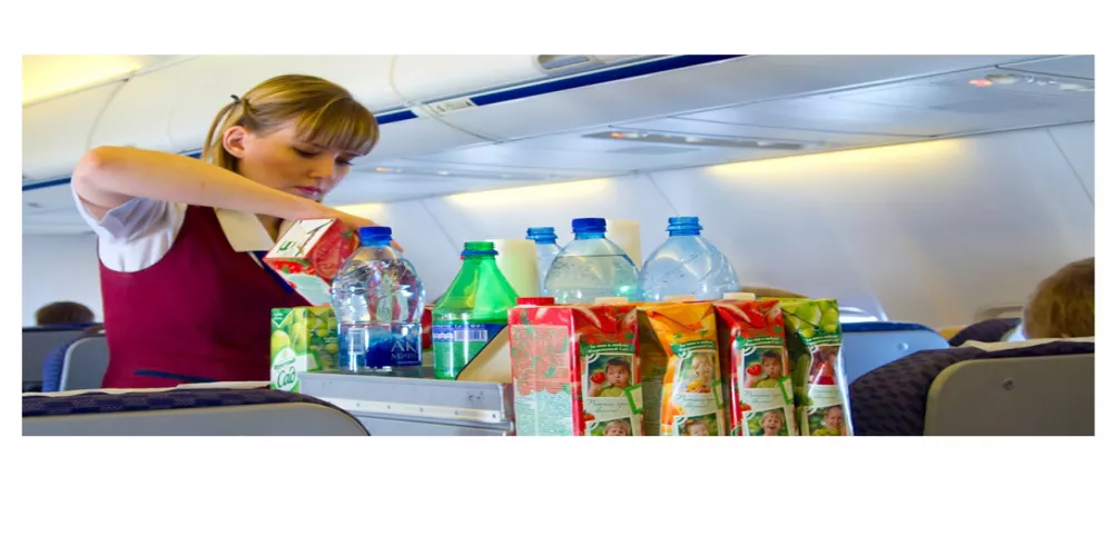 لماذا يخشى البعض تناول الطعام أو الشراب على متن الطائرة؟
