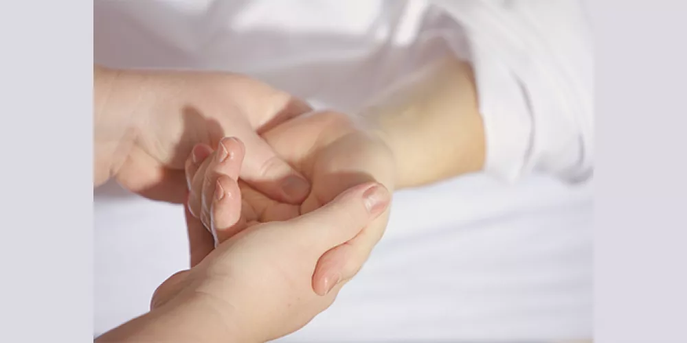 تقشر اليدين - الأعراض وطرق العلاج | الطبي