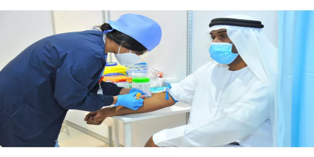 الإمارات تخصص لقاح كورونا لكبار السن وأصحاب الأمراض المزمنة فقط مؤقتاً