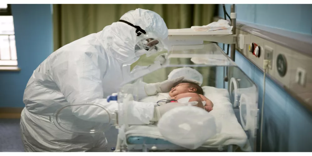 ولادة طفلة تحمل أجساماً مضادة بعد تلقي الأم جرعة من لقاح كورونا