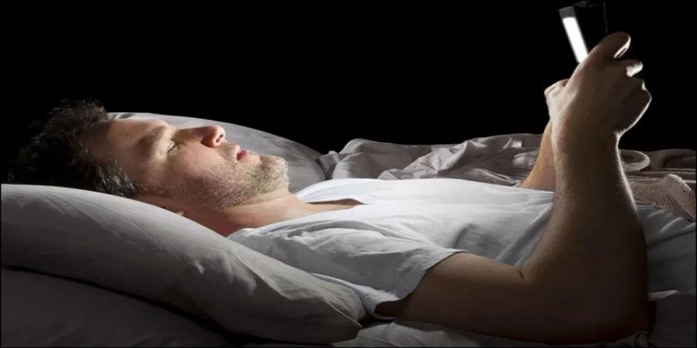 باحثون يحذرون من تأثير ضوء الهاتف على الايض والنوم