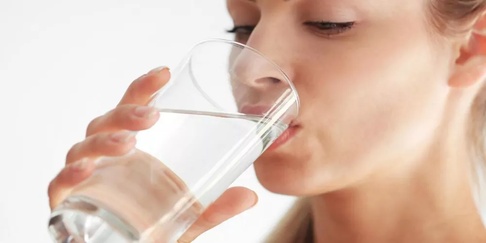 هل فعلا يقي شرب الماء من امراض الكلى؟