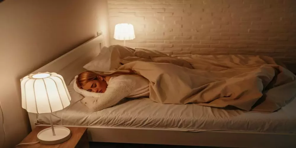 ما هي المخاطر التي يسببها النوم في الضوء؟