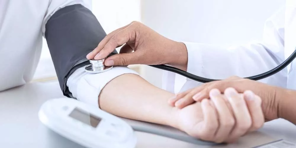ما هي أسباب ارتفاع ضغط الدم وعوامل الخطر؟ | الطبي