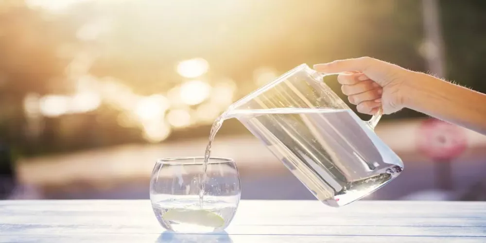 هل شرب 8 أكواب من الماء معيار صحيح؟