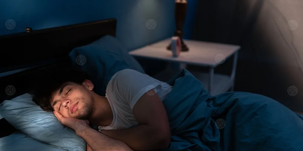 النوم في غرف مضاءة خطر يُضعف قلبك ويسرق عافيتك!