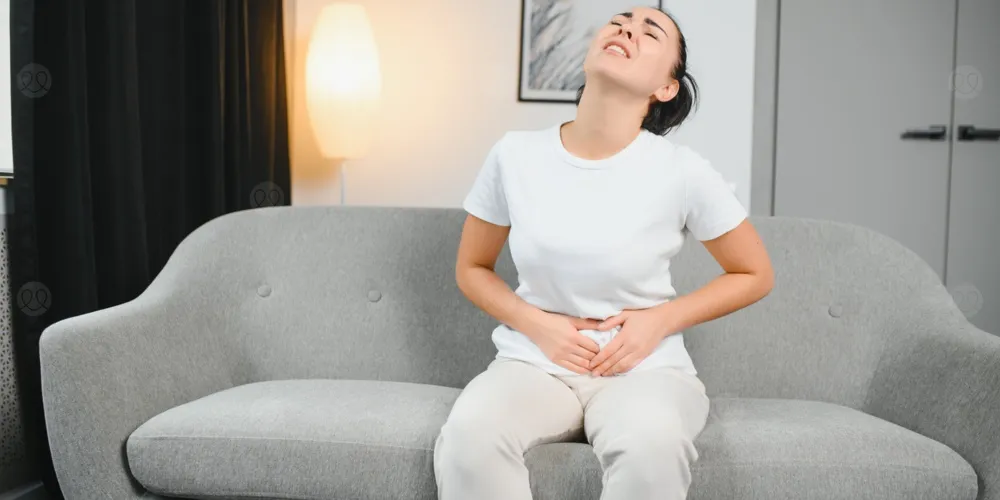 ألم أسفل البطن عند النساء: الأسباب، الأعراض، ومتى يجب مراجعة الطبيب؟