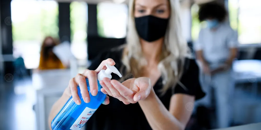 النساء وكورونا: لماذا تكون الأعراض أشد وتستمر مدة أطول؟