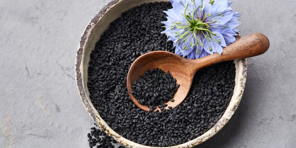 فوائد حبة البركة: ملعقة يوميًا لقلب أقوى وكوليسترول أقل!