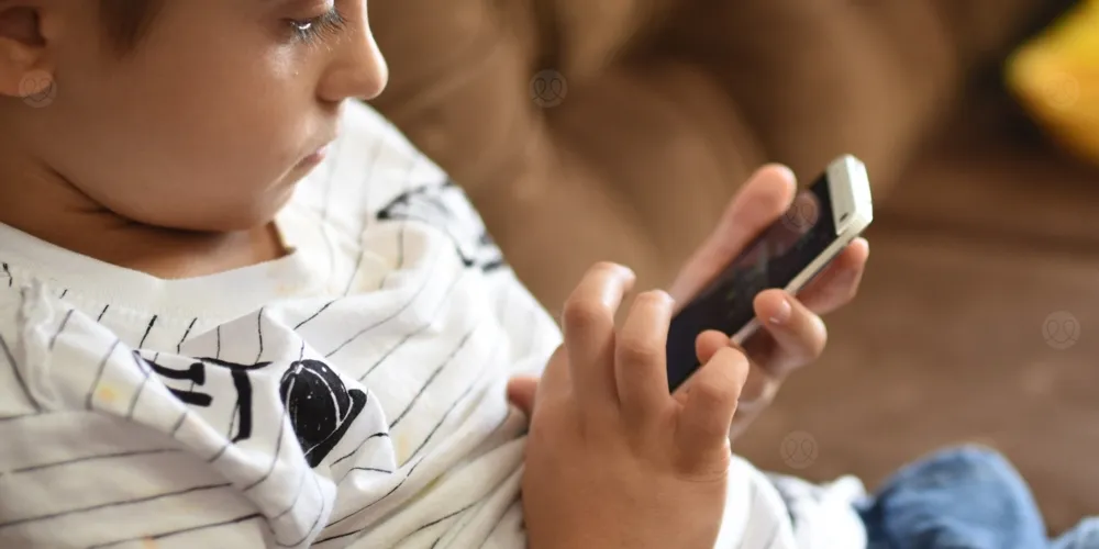 ما خطورة حصول طفلك على هاتف قبل سن 12؟ دراسة تحذر