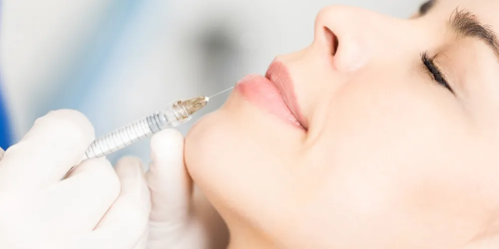 مخاطر وأضرار الفيلر: هل يمكن أن يسبب العمى؟