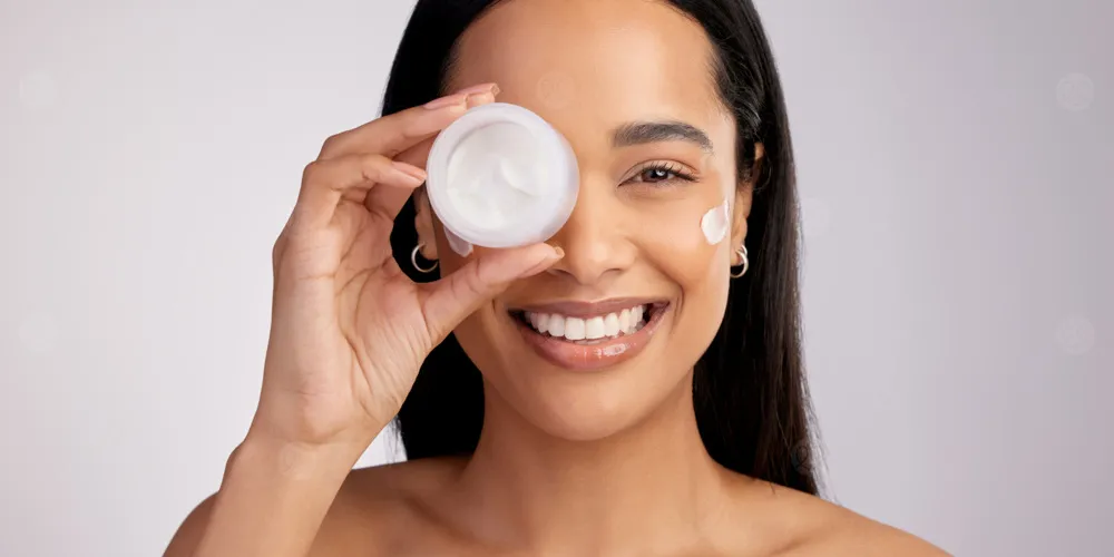 الهيدروكينون: الحل الأقوى للتصبغات العنيدة… عندما يُستخدم بذكاء