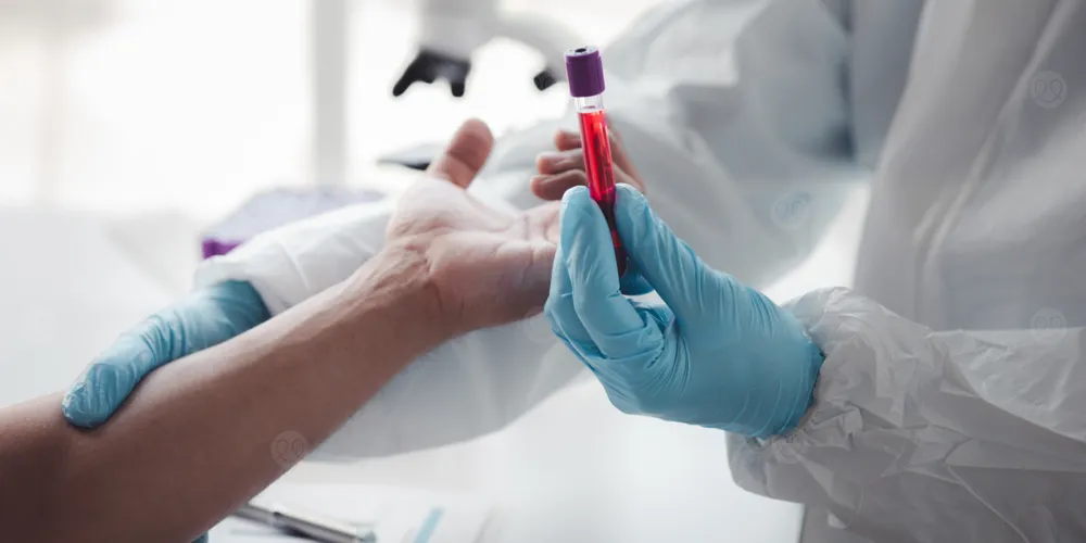 اختبار دم جديد يكشف خطر الخرف قبل 25 عامًا