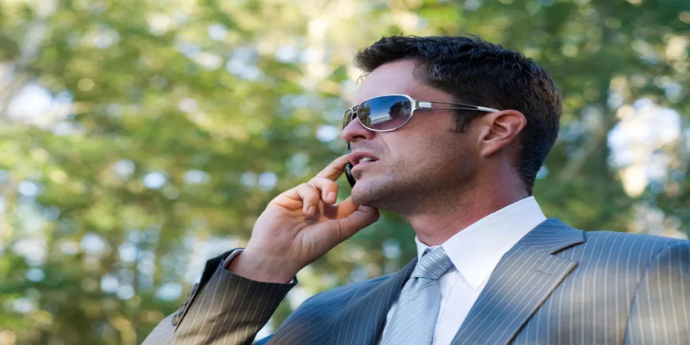 ارتداء النظارات أثناء التحدث بالهاتف النقال قد يؤثر على شبكية العين