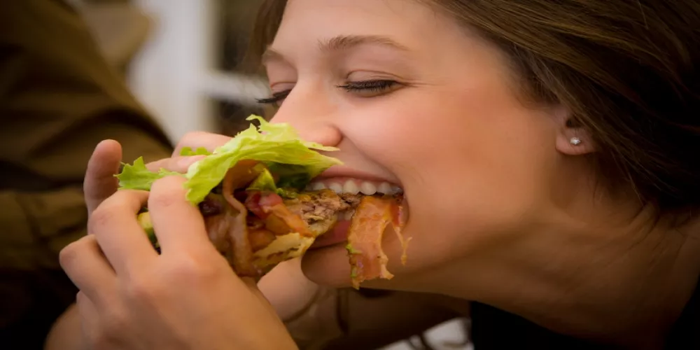 10 حلول للتعامل مع الأكل المفرط 