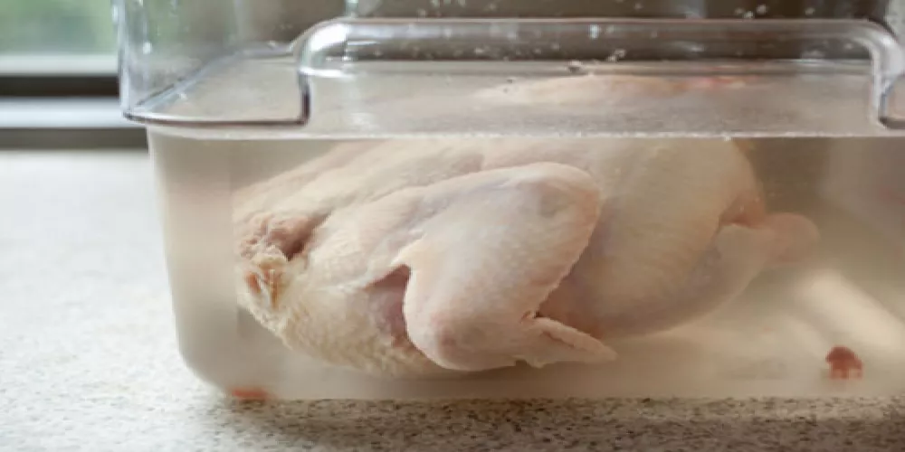طرق آمنة لإذابة الدجاج المجمد