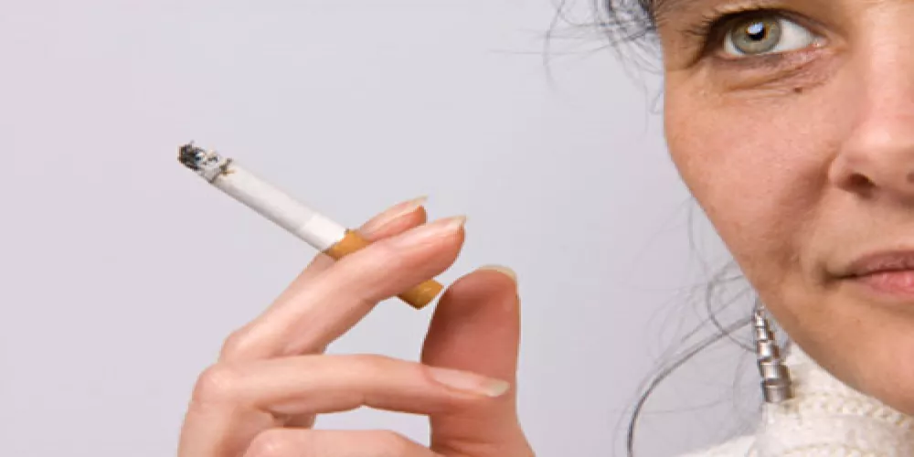 التدخين مرتبط بالآلام المزمنة لدى النساء