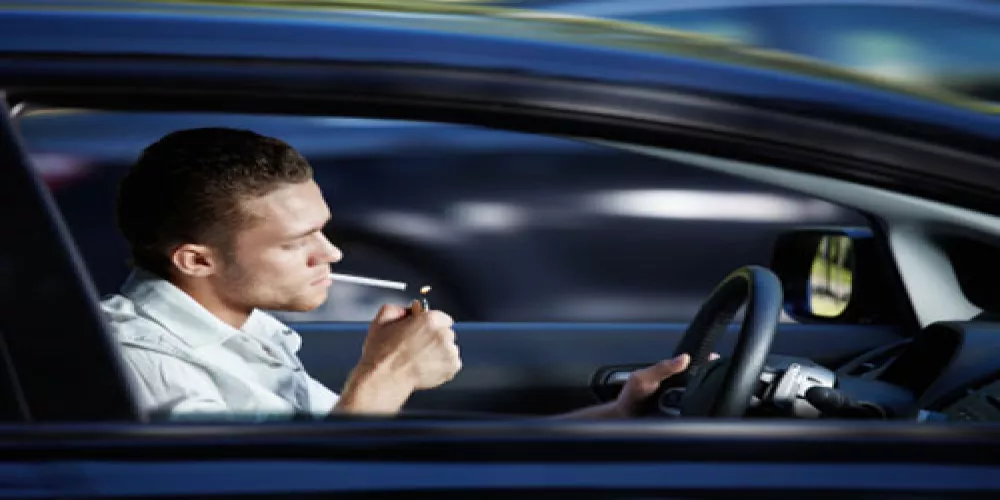 الأطباء يدعون بحظر التدخين في السيارات