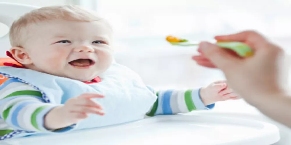 دراسة : تناول الطفل الاغذية الصلبة يقلل تعرضه للسمنة 