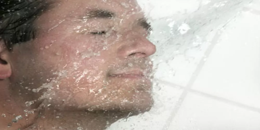 الاستحمام  بالماء البارد قد يخفف الآلام ولكن المخاطر غير معروفة