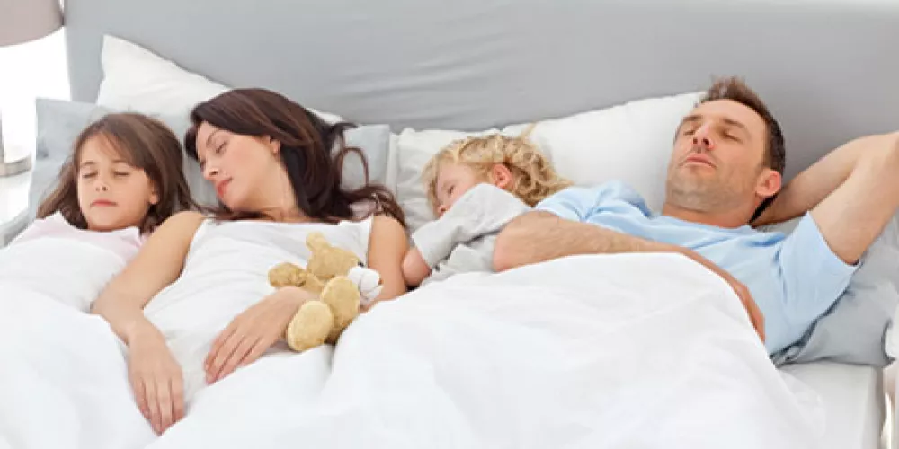 دراسة: الأطفال الذين ينامون في أسرة آبائهم أقل عرضة للإصابة بالسمنة