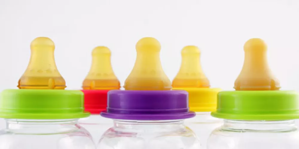 منظمة الغذاء والدواء تحظر استخدام مُركب (البيسفينول أيه) رسميا في زجاجات وأكواب الأطفال 