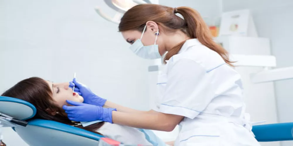 اداة طبية حديثة للتخلص من الألم في عيادة طبيب الاسنان