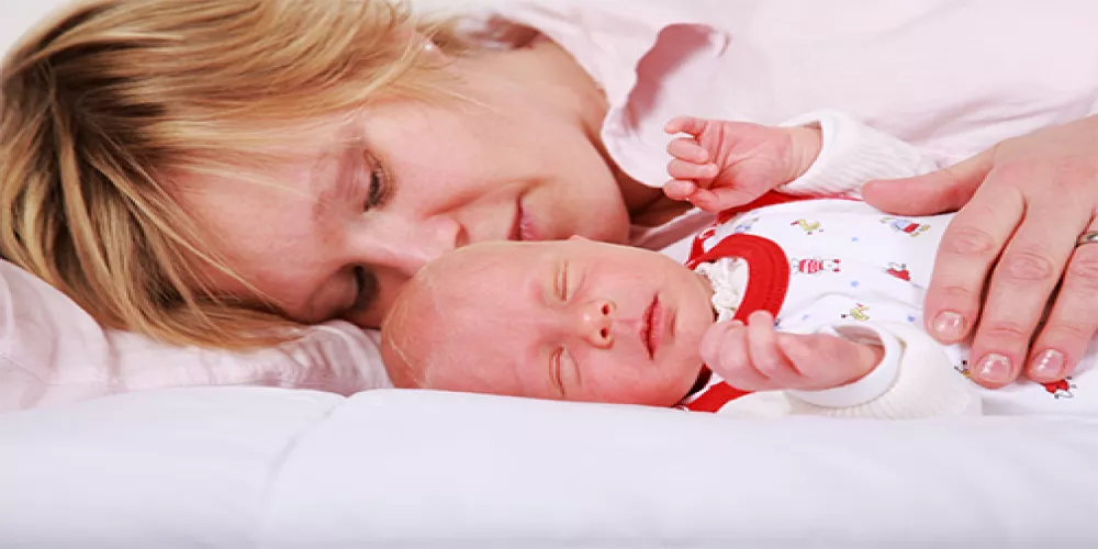 نوم الرُضّع في سرير الأم قد يكون سبباً في الوفاة