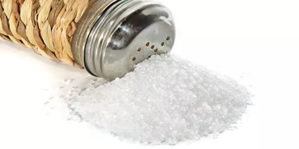 دراسة: تقليل من تناول الملح يزيد من دهون الدم