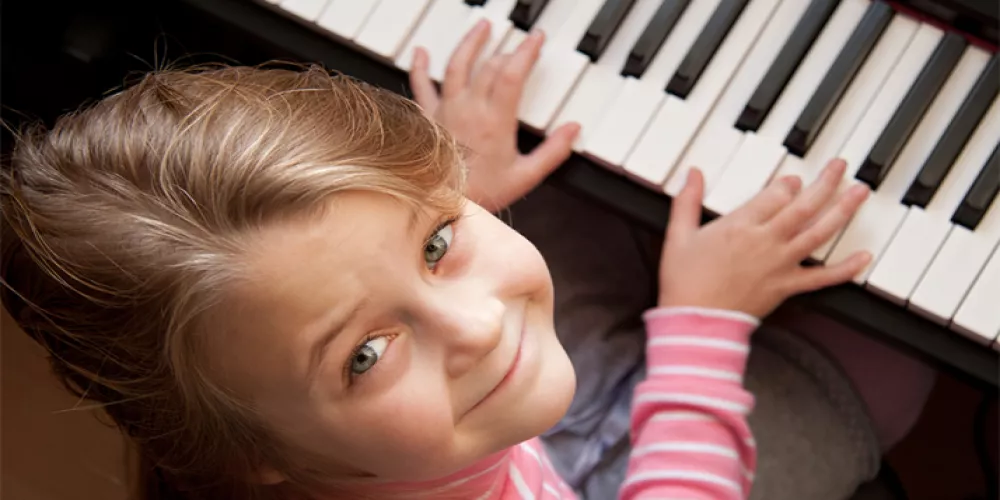 أثر تعلّم عزف الآلات الموسيقية على دماغ الأطفال