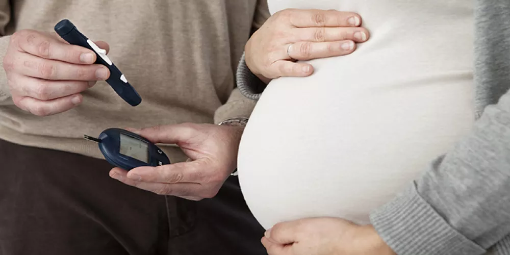 بأي المخاطر يرتبط السُكري في منتصف الحمل؟