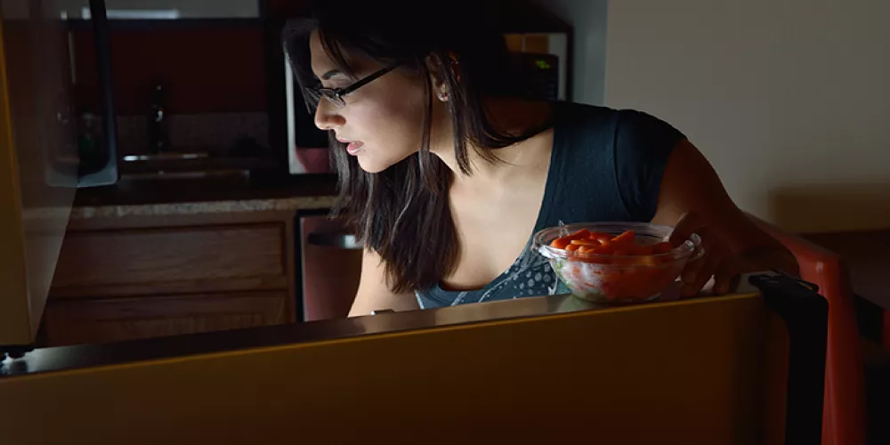 أطعمة تزيد من وزنك عند تناولها في المساء فتجنبها