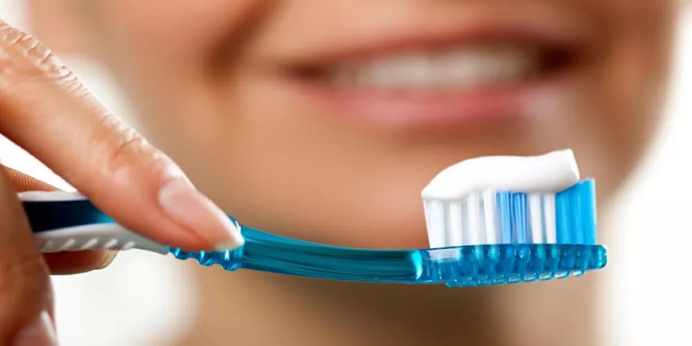 البراز قد يصل إلى فرشاة أسنانك!