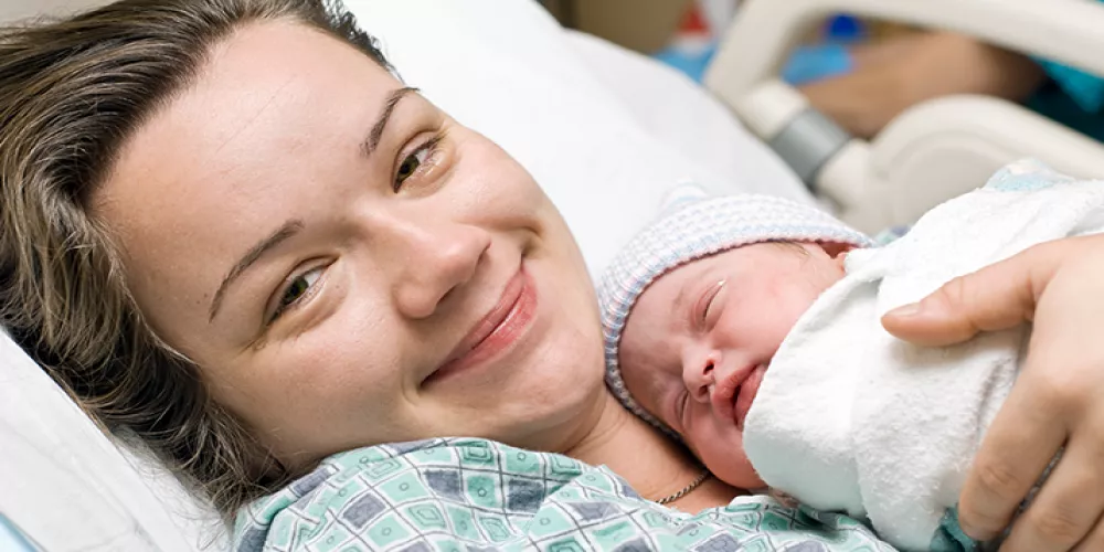 أول طفل في العالم يولد من زراعة أنسجة مبيض مجمدّة