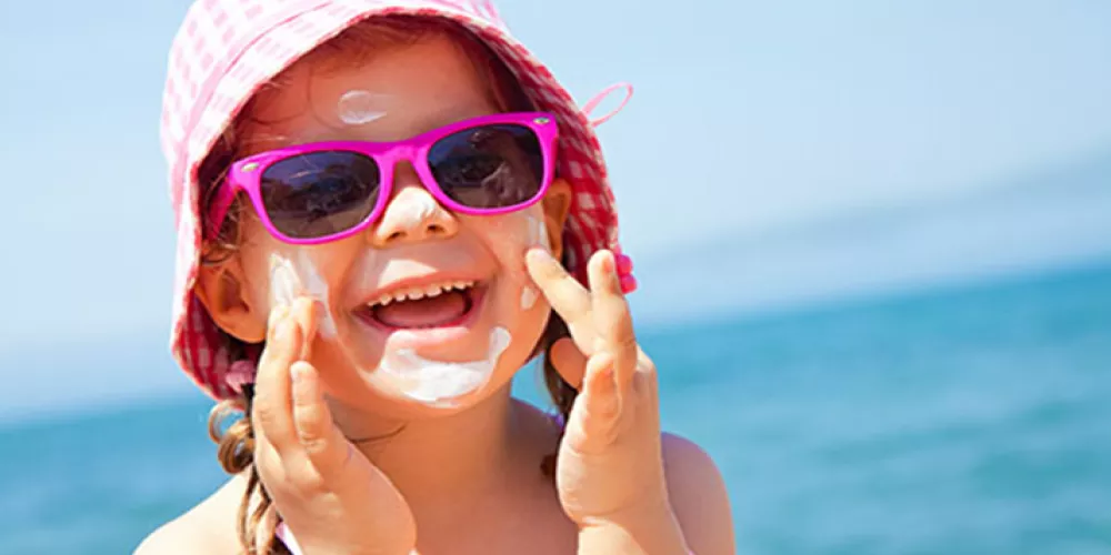 كيف نتعامل مع حروق الشمس؟
