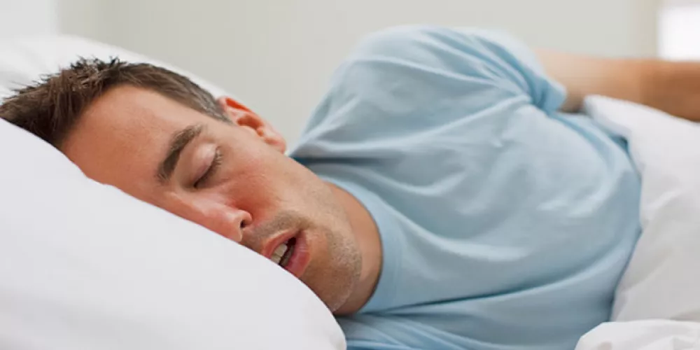 بماذا يرتبط الشخير وتوقف التنفس أثناء النوم؟