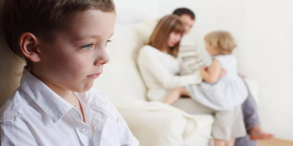كيف تجنبين طفلك الغيرة من المولود الجديد