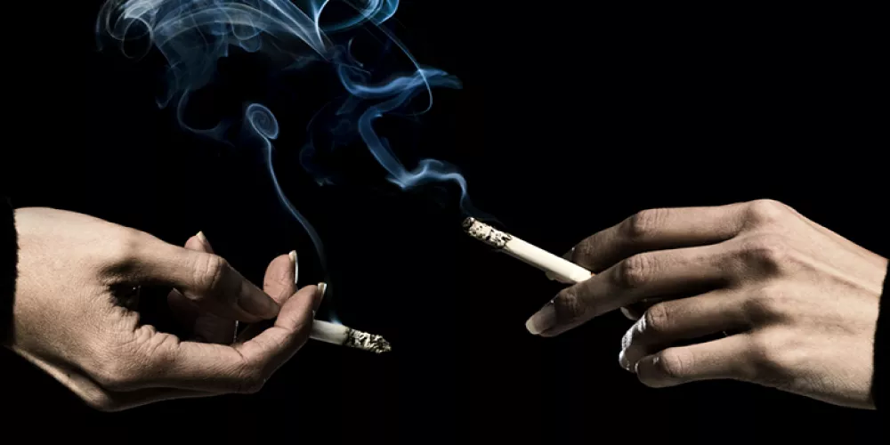 هل يرتبط التدخين والتدخين السلبي بالعقم وانقطاع الطمث المبكر؟