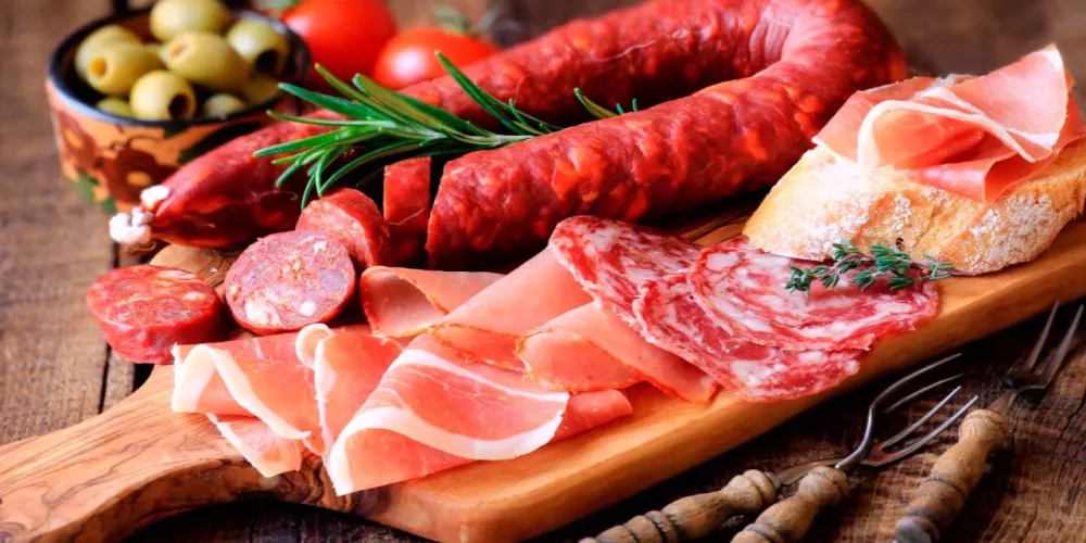 هل يرتبط تناول اللحوم المصنعة بسرطان الثدي؟