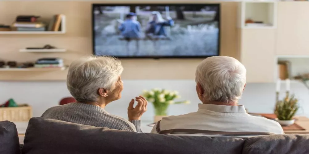 مشاهدة التلفاز كثيراً في منتصف العمر يمكن أن تسبب بعض أشكال فقدان الذاكرة