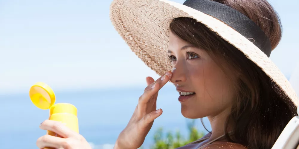 3 مناطق في الوجه يتم إهمالها عند وضع واقي الشمس