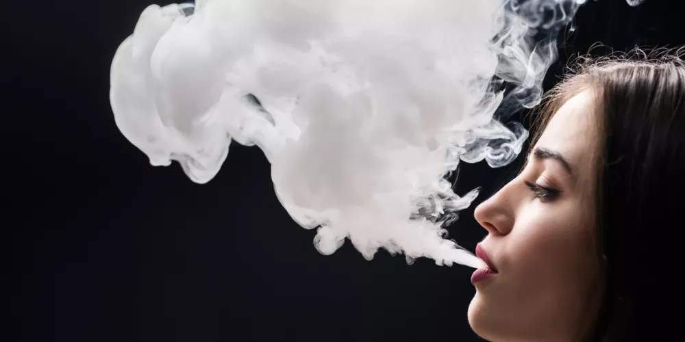 هل استخدام السيجارة الالكترونية يزيد من خطر الاصابة بكورونا؟