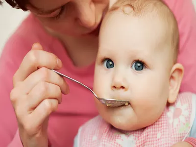 تغذية الطفل من بعد عمر 6 شهور