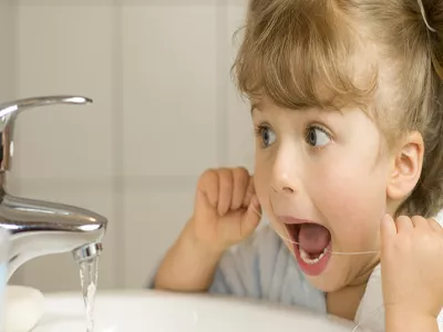 ماهو نوع الخيط السني المناسب لطفلي