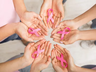 حملات للتوعية بسرطان الثدي في دول عربية عدة