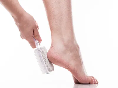 افرك قدميك بحجر الخفاف