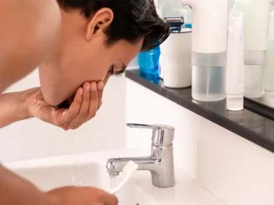 لا تشطف فمك بعد تنظيف الأسنان