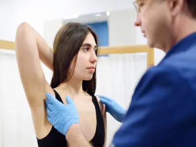 كيف يتأكد الطبيب من وجود الورم السرطاني تحت الإبط؟